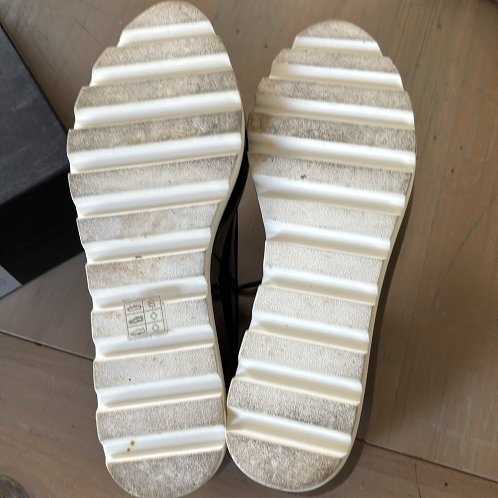 DKNY Women's Black/White Platform Oxfords - Picture 11 of 13